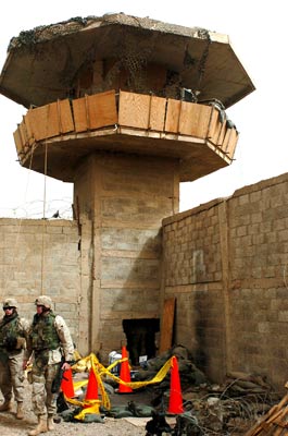 Tour de garde de la prison d’Abou Ghraib en Irak, symbole durable du scandale de 2004.