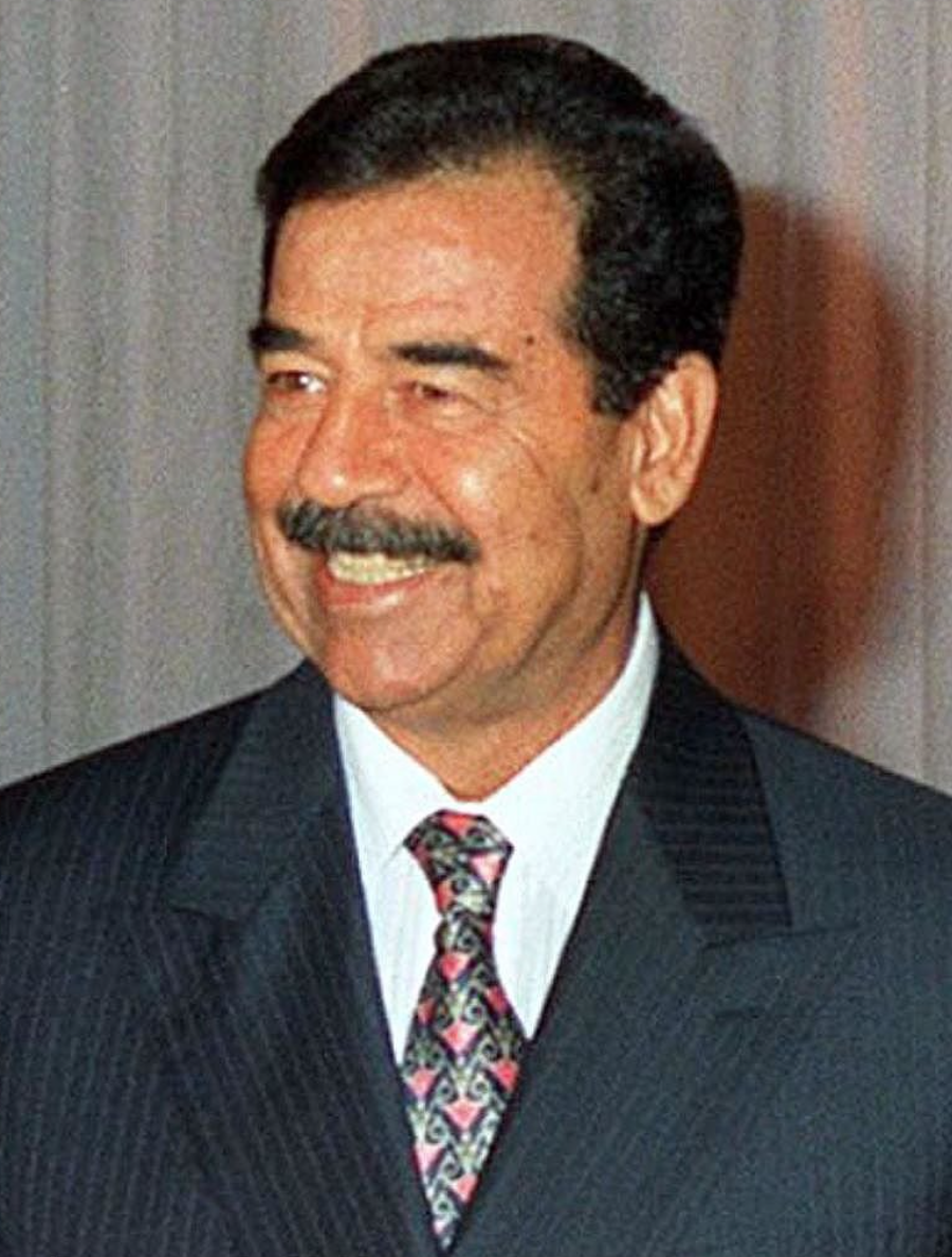 Portrait officiel de Saddam Hussein à la fin des années 1990, devenu un symbole des ambiguïtés diplomatiques de la période.